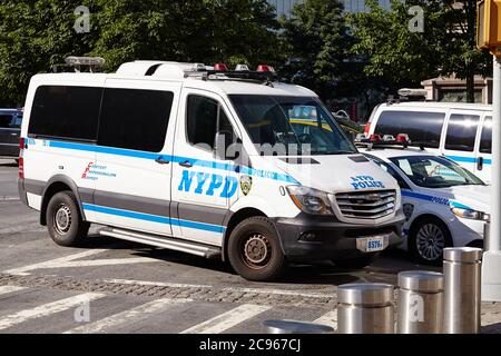 New York, USA - 29. Juni 2018: NYPD Freightliner Sprinter Fahrzeug auf einer Straße am Central Park geparkt. Stockfoto