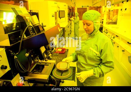 Dortmund, Nordrhein-Westfalen, Deutschland - Hochtechnologie im Ruhrgebiet. Ein Mikrotechnologe der temicon GmbH arbeitet in den Reinräumen der MST Stockfoto