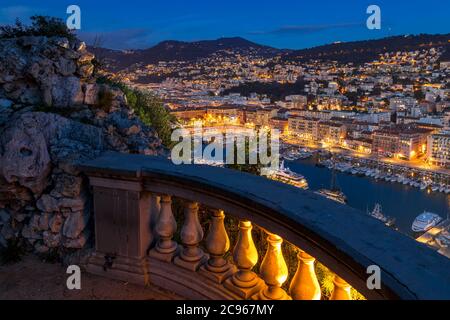 Blick von Colline du Chateau hinunter nach Port Lympia in der Abenddämmerung, Nizza, Cote d'Azur, Frankreich, Europa Stockfoto