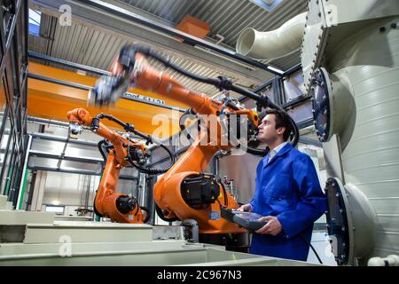 Dortmund, Nordrhein-Westfalen, Deutschland - Hochtechnologie im Ruhrgebiet. Ein Techniker der Carat robotic Innovation GmbH programmiert ein Gelenk Stockfoto