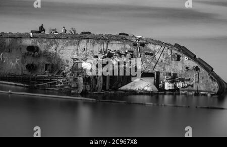 Arbeiter bereiten sich auf die Bergung zerstörten Schiff in Odessa Ukraine. Stockfoto