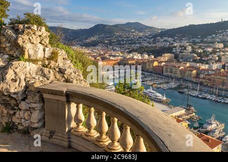 Blick von Colline du Chateau hinunter nach Port Lympia, Nizza, Cote d'Azur, Frankreich, Europa Stockfoto