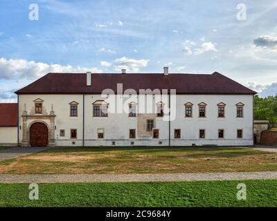 Alba Iulia, Rumänien - 20. September 2019: Der römisch-katholische Bischofspalast befindet sich südlich der Kathedrale des Heiligen Michael in Alba Iulia, Stockfoto