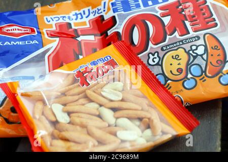 Japanisches Snack-Essen, Kameda Kakinotane Rice Cracker mit Erdnüssen Stockfoto