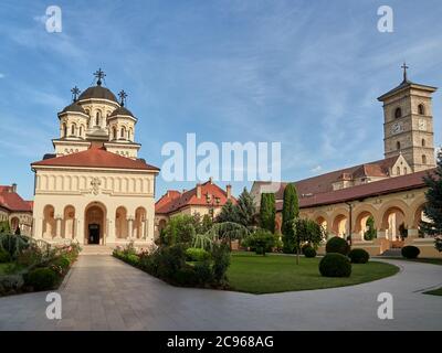 Alba Iulia, Rumänien - 20. September 2019: Die orthodoxe Kathedrale der Wiedervereinigung (links) und die katholische Kathedrale des Heiligen Michael (rechts) im Inneren von Alba C. Stockfoto