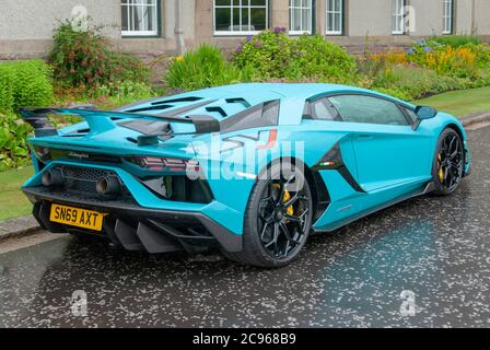 2019 Modell Teal Blau Lamborghini Aventador SVJ Sportwagen hinten abseits Fahrer Seitenansicht rhd Rechtslenker türkis blau italienische Mitte Motor Lambor Stockfoto