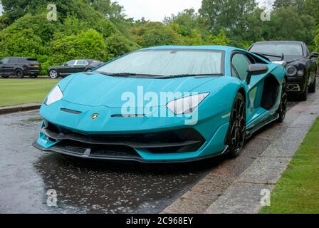 2019 Modell Teal Blau Lamborghini Aventador SVJ Sportwagen Nearside Passagiere Seitenansicht rhd Rechtslenker türkis blau italienische Mittelmotor Lamborghini Stockfoto