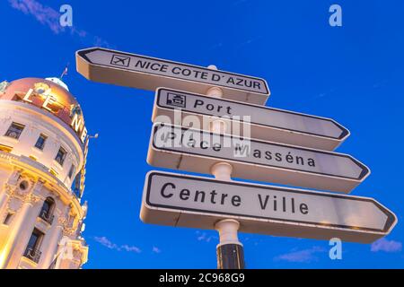 Straßenschilder in der Nähe des berühmten Gebäudes Le Negresco, Nizza, Cote d'Azur, Frankreich, Europa Stockfoto