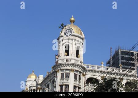 Kolkata, Westbengalen/Indien - 29. Dezember 2019: Beschnittene und teilweise Ansicht des berühmten 'Esplanade Mansion', Esplanade East, Kolkata, Westbengalen. Stockfoto