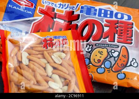 Japanische Snacks, Kameda Kakinotane Rice Cracker mit Erdnüssen Stockfoto