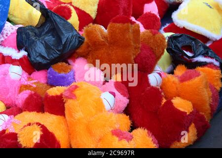 Bunte Teddybären, die in einem offenen Geschäft auf einem belebten Markt in Esplanade, Kalkutta, verkauft werden. Stockfoto