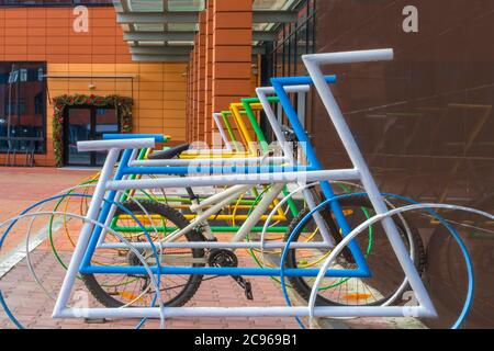 Das Fahrrad ist in einem Bike Park in der Nähe eines Geschäftszentrums in Sibirien geparkt Stockfoto