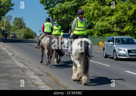 Junge Reiter reiten auf einer Brücke auf der Hauptstraße in Chorley. Stockfoto