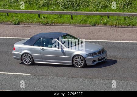 2004 Silber Cabriolet BMW 330 CI Sport Auto; Fahrzeug Verkehr Moving Fahrzeuge, Autos fahren Fahrzeug auf britischen Straßen, Motoren, Fahren auf der Autobahn M6-Netz. Stockfoto