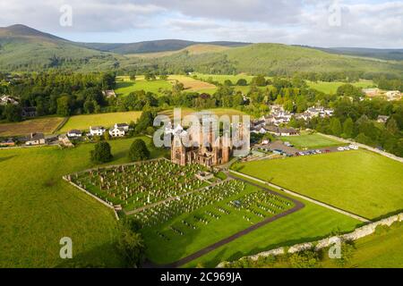 Luftaufnahme der Abtei von Dulce Cor, besser bekannt als Sweetheart Abbey, New Abbey, Dumfries & Galloway, Schottland. Stockfoto