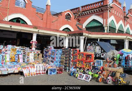 Kolkata, Westbengalen/Indien - 29. Dezember 2019: Offener Spielzeugladen für Kinder mit farbenfroher Spielzeugkiste vor 'S. S. Hogg Market' an der Esplanade, Kolkata 700069 Stockfoto