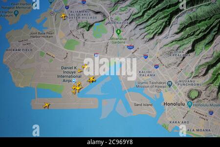 Flugverkehr über Honolulu Airport, Oahu, Hawaii (29. juli 2020, UTC 21.32) im Internet mit Flightradar 24 Website, während der Coronavirus Pandemie Stockfoto