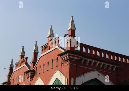 Kolkata, Westbengalen/Indien - 29. Dezember 2019: Beschnittene und teilweise Ansicht des berühmten S.. Hog Market', Esplanade East, Kolkata, West Bengal 700069. Stockfoto