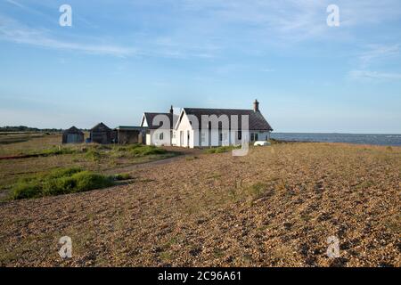 Strandhaus am Meer Bungalow genannt die Beacons in Shingle Street, Suffolk, England, Großbritannien Stockfoto