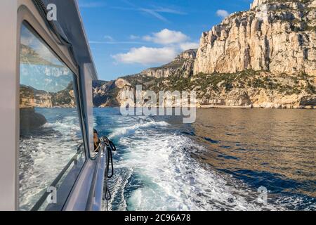 Parc national des Calanques von einem Ausflugsboot aus gesehen, Marseille, Frankreich, Europa Stockfoto