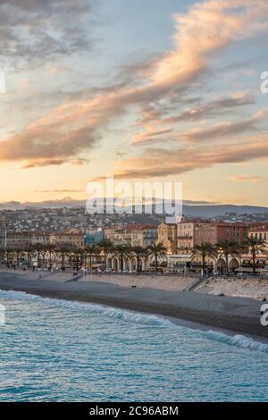 Erhöhter Blick über die Altstadt und die Promenade des Anglais bei Sonnenuntergang, Nizza, Cote d'Azur, Frankreich, Europa Stockfoto
