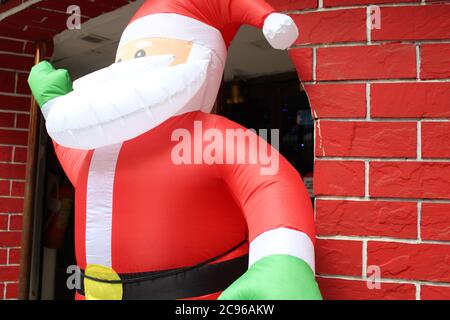 Kalkutta, Westbengalen/Indien - 29. Dezember 2019: Beschnittene und teilweise Ansicht des Weihnachtsmannballons zur Weihnachtszeit, in der Park Street, Kalkutta. Stockfoto