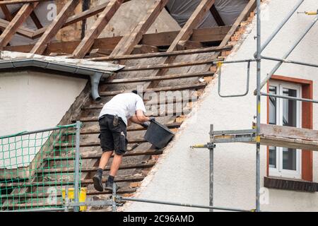 Dachdecker bei der Arbeit auf dem Dachstuhl Stockfoto