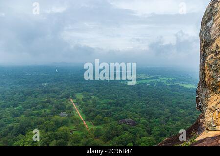 Garten unter Sigiriya Rock, Blick von der Felsenspitze - Sri Lanka Stockfoto