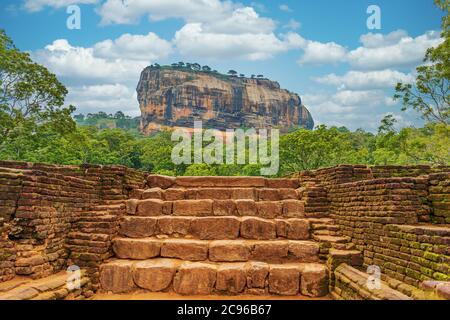 Löwenfelsen in Sigiriya, unter wunderbarem Himmel mit schönen Wolken Stockfoto