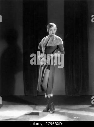 JESSIE MATTHEWS Portrait in EVERGREEN 1934 Regisseur VICTOR SAVILLE Costumes von Berlio Gaumont British Picture Corporation Stockfoto