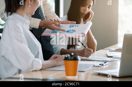 Geschäftsleute treffen sich, um die Situation auf dem Markt zu diskutieren. Business Financial Concept. Stockfoto