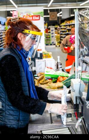 Supermarkt in Eure, Frankreich während der Coronavirus-Epidemie 2020 Stockfoto