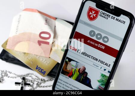 Fundraising auf einem Smartphone für Ordre de Malte. Frankreich. Stockfoto