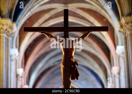 Basilika unserer Lieben Frau von Genf. Skulptur. Die Kreuzigung. Jesus am Kreuz. Genf. Schweiz. Stockfoto