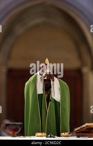 Basilika unserer Lieben Frau von Genf. Sonntagsmesse. Eucharistiefeier. Genf. Schweiz. Stockfoto