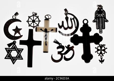 Religiöse Symbole. Christentum, Islam, Judentum, Buddhismus und Hinduismus. Interreligiöser Dialog. Frankreich. Stockfoto