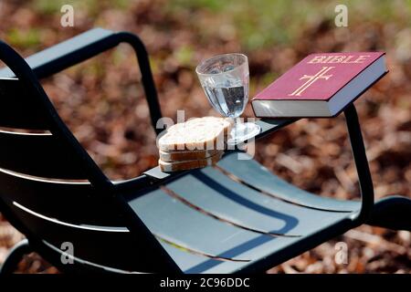 Brot, Glas Wasser und heilige Bibel während der Fastenzeit. Eine feierliche religiöse Observanz, die am Aschermittwoch beginnt und am Karsamstag endet. Frankreich. Stockfoto