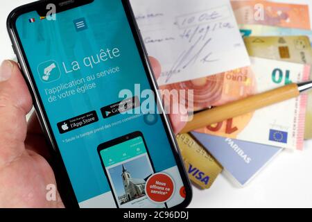 Fundraising auf einem Smartphone für die katholische Kirche. Frankreich. Stockfoto