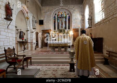 Messe in der katholischen Kirche St. George, Saint Georges du Vievre, Frankreich während der COVID-19 Epidemie. Stockfoto