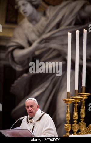 Papst Franziskus hält eine Rede während der Heiligen Dreikönigsmesse in der Petersbasilika, Vatikanstadt Stockfoto