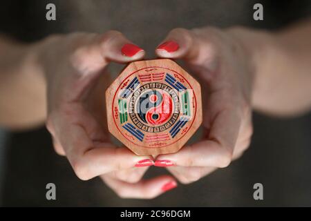 Frau mit einem chinesischen BA gua acht seitige Trigramme Octagon Yin Yang Symbol. Ho-Chi-Minh-Stadt. Vietnam. Stockfoto