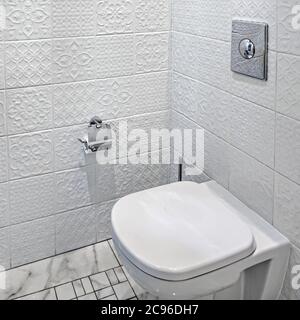 Neue Keramik-Toilettenschüssel im modernen Badezimmer Stockfoto