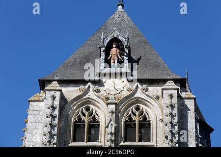 St. Nicolas Kirche, Beaumont le Roger, Eure, Frankreich. Uhrturm mit einer automatisierten Figur. Stockfoto