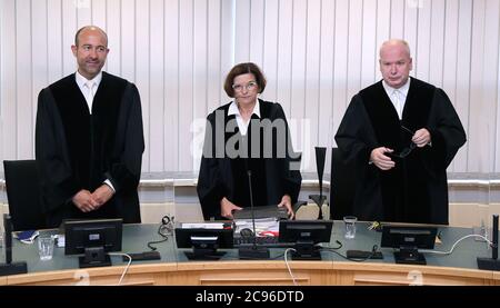 29. Juli 2020, Sachsen-Anhalt, Magdeburg: Richter Harald Scholz (l-r), Vorsitzende Richterin Ursula Mertens und Richter Thorsten Becker beginnen den vierten Verhandlungstag im Gerichtssaal. Die Bundesanwaltschaft wirft dem Mann 13 Straftaten vor, darunter Mord und versuchten Mord. Der Attentäter hatte am 9. Oktober 2019, dem höchsten jüdischen Feiertag Jom Kippur, versucht, in der Synagoge in Halle ein Blutbad zu verursachen. Foto: Ronny Hartmann/dpa-Zentralbild/POOL/dpa Stockfoto