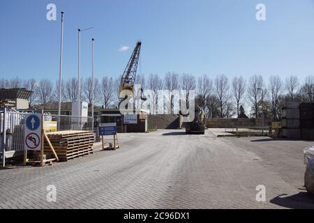 Niederländische Bema Betonmörtel-Anlage in Alkmaar. Teil des Betonmörtelherstellers Mebin. Mit einem Kran, Baumaterial.und Zementmischer LKW. Stockfoto