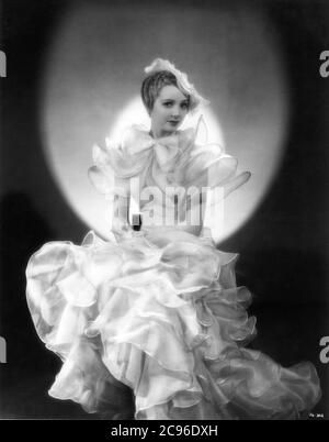 JESSIE MATTHEWS Portrait in EVERGREEN 1934 Regisseur VICTOR SAVILLE Costumes von Berlio Gaumont British Picture Corporation Stockfoto