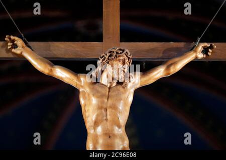 Basilika unserer Lieben Frau von Genf. Skulptur. Die Kreuzigung. Jesus am Kreuz. Genf. Schweiz. Stockfoto