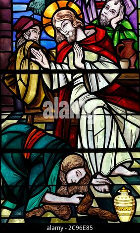 Saint Maurice Kirche. Buntglasfenster. Maria Magdalena salbt die Füße Christi. Thones. Frankreich. Stockfoto