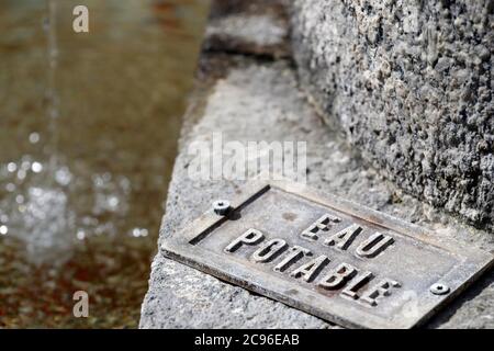 Trinkwasserbrunnen. Meeve. Frankreich. Stockfoto