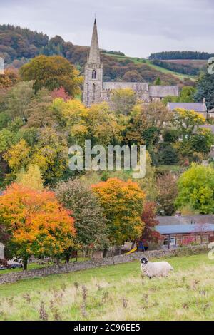 Hathersage, UK – 21 Oct 2016: Blick auf die Dorfkirche umgeben von Herbstbäumen in Hathersage, Peak District, Derbyshire, UK Stockfoto